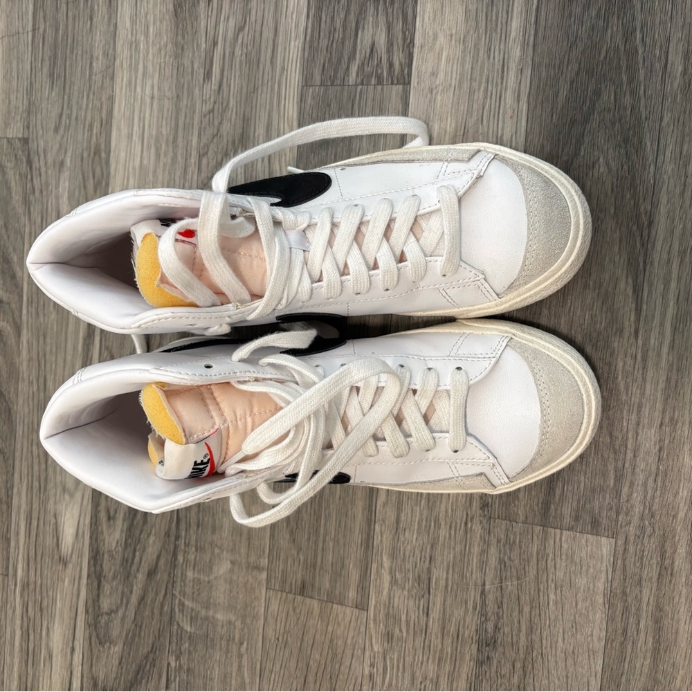 Nike White and Black Sneakers
